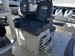 Thumbnail von Boston Whaler 330 Outrage