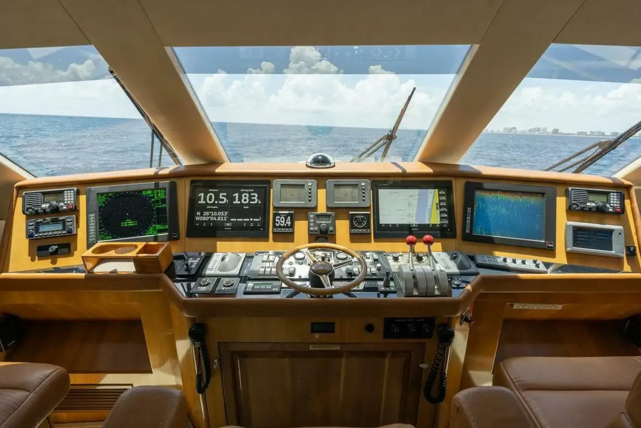 Thumbnail von Hatteras 80 Enclosed Bridge Skylounge Royal Reelin