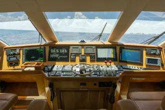 Thumbnail von Hatteras 80 Enclosed Bridge Skylounge Royal Reelin