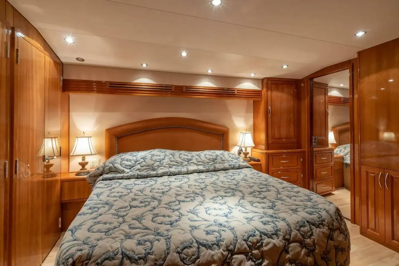 Thumbnail von Hatteras 80 Enclosed Bridge Skylounge Royal Reelin