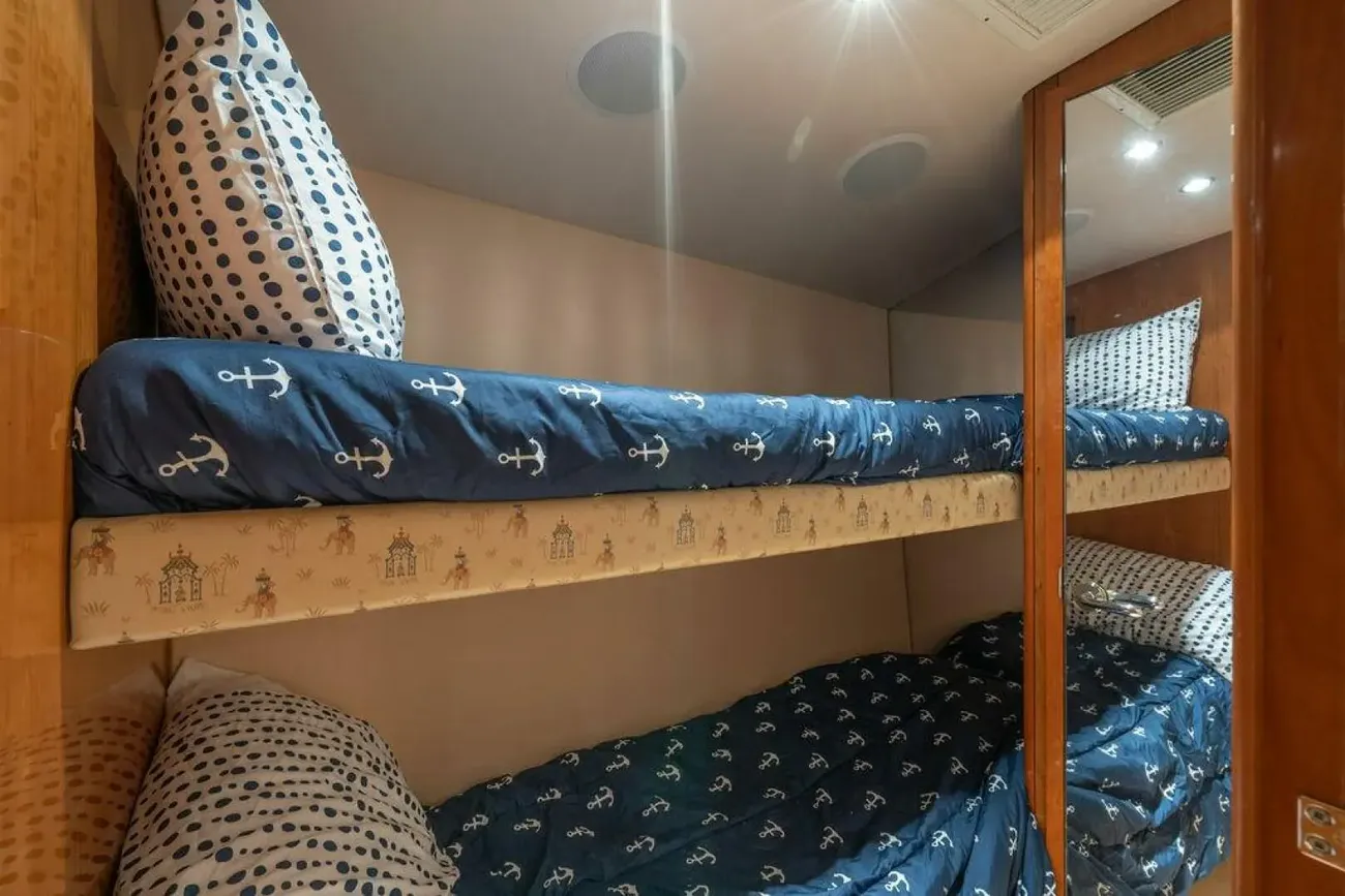 Thumbnail von Hatteras 80 Enclosed Bridge Skylounge Royal Reelin