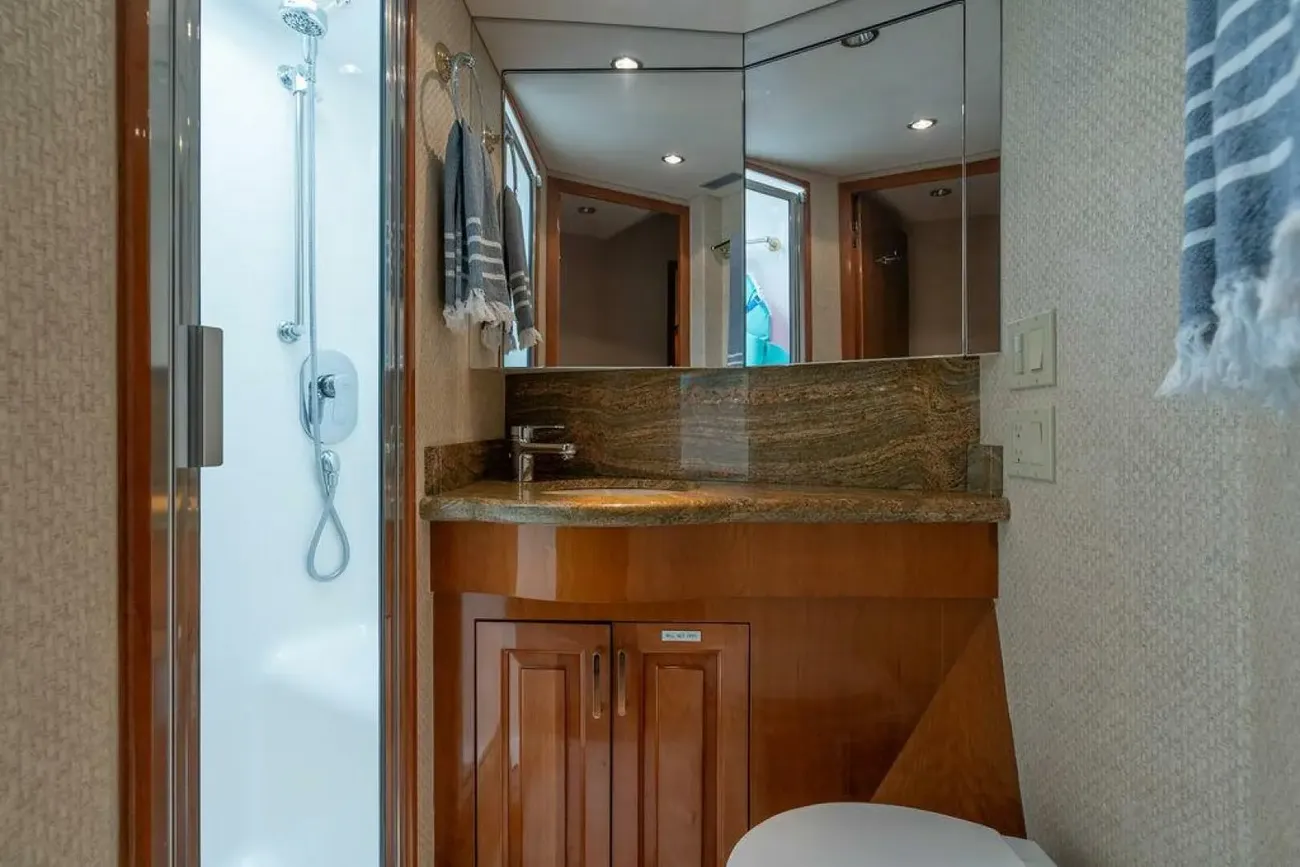 Thumbnail von Hatteras 80 Enclosed Bridge Skylounge Royal Reelin