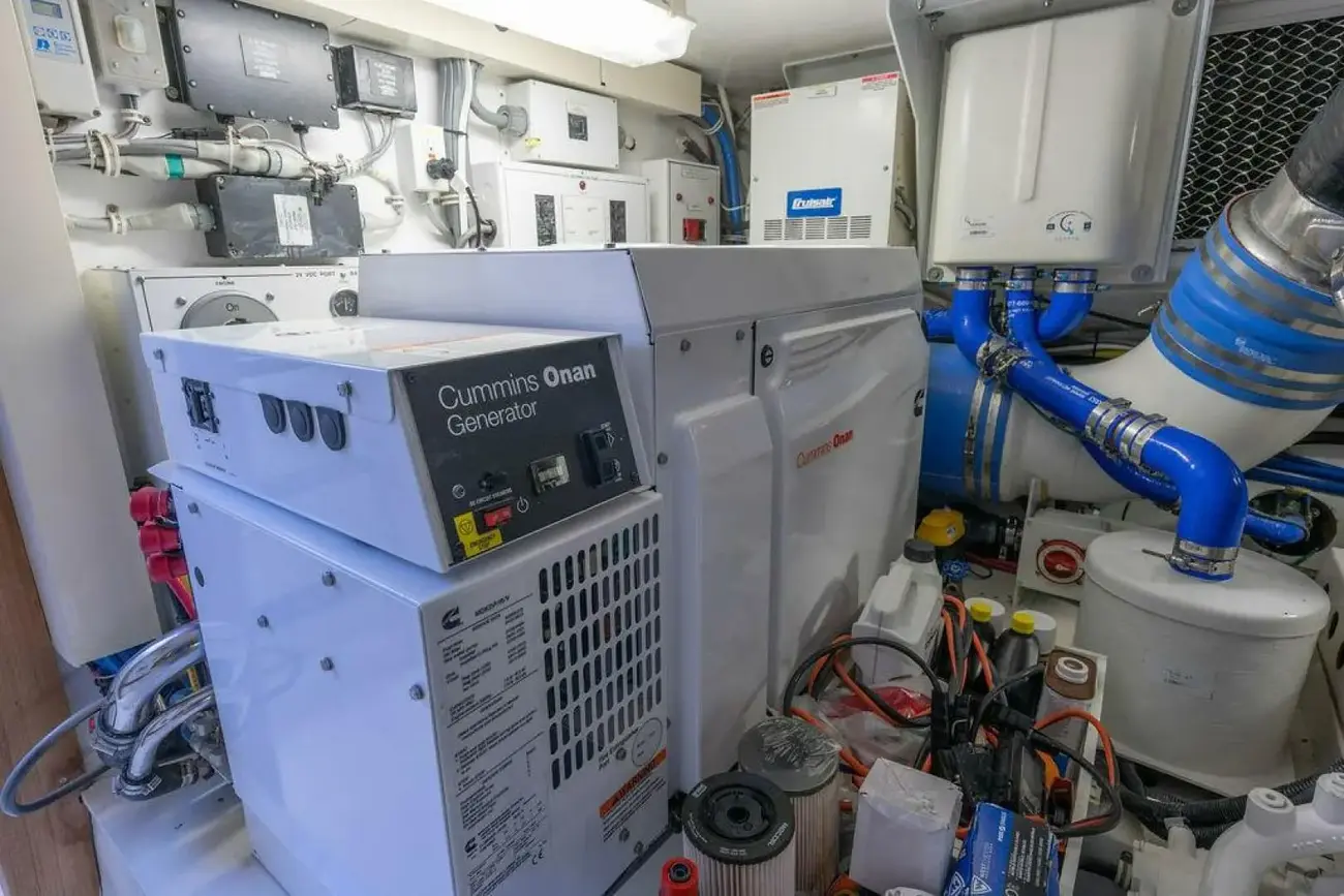 Thumbnail von Hatteras 80 Enclosed Bridge Skylounge Royal Reelin