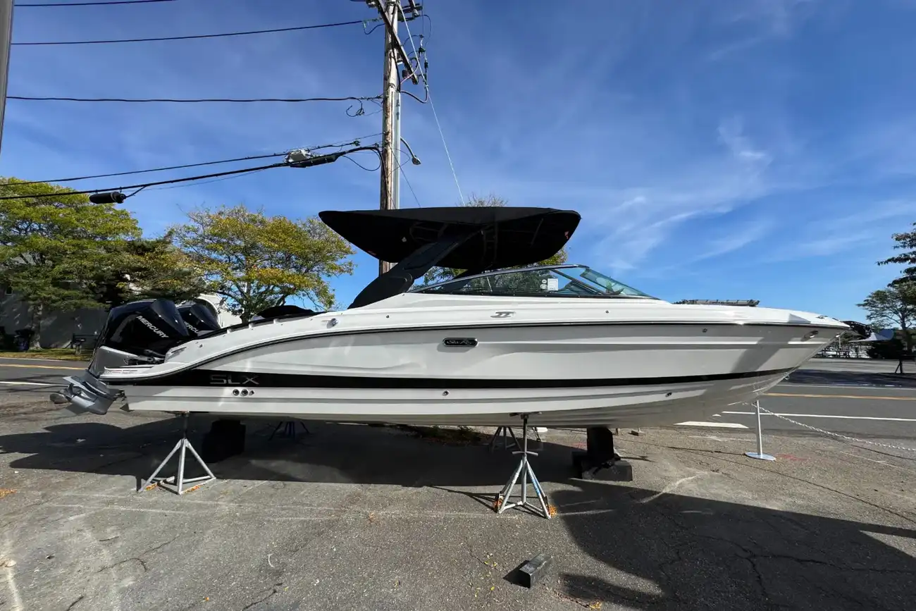 Sea Ray SLX 280 z silnikiem zewnętrznym