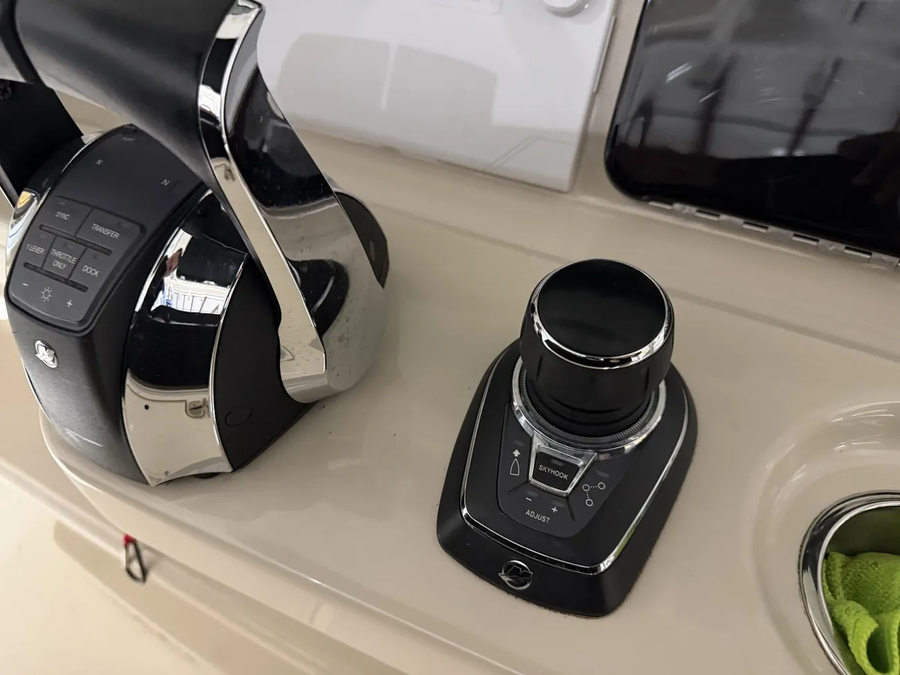 Thumbnail von Boston Whaler Outrage 330