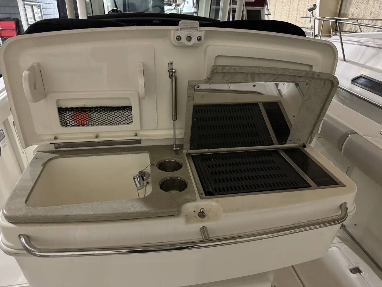 Thumbnail von Boston Whaler Outrage 330