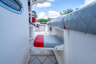 Thumbnail von Boston Whaler Outrage 330