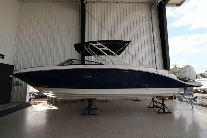 Sea Ray SDX 290 s motorem