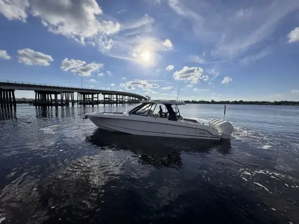 Boston Whaler 380 Realm