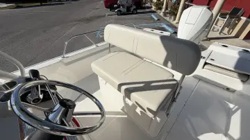 Thumbnail von Boston Whaler 210 Montauk