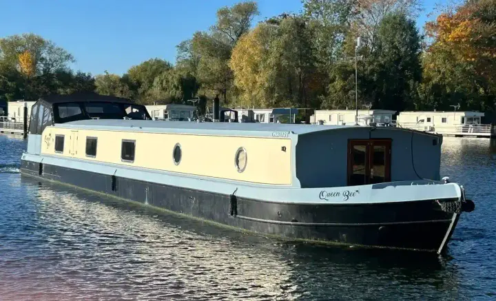 Collingwood Abode 64 Widebeam Queen Bee