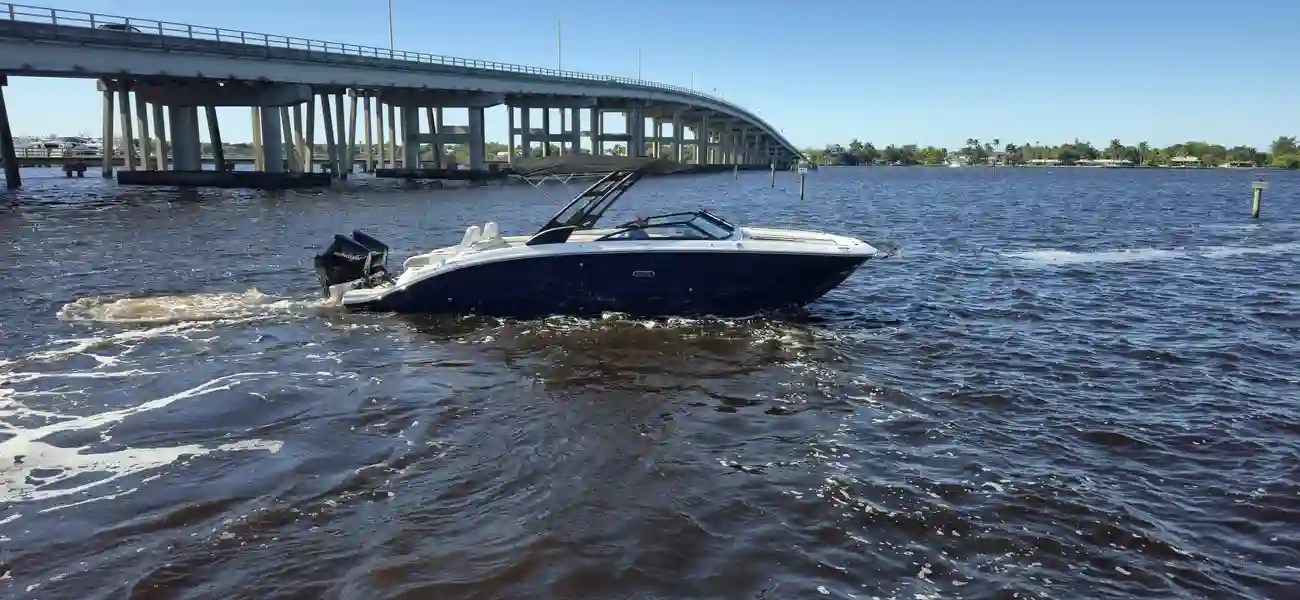 Sea Ray SDX 290 z silnikiem zewnętrznym