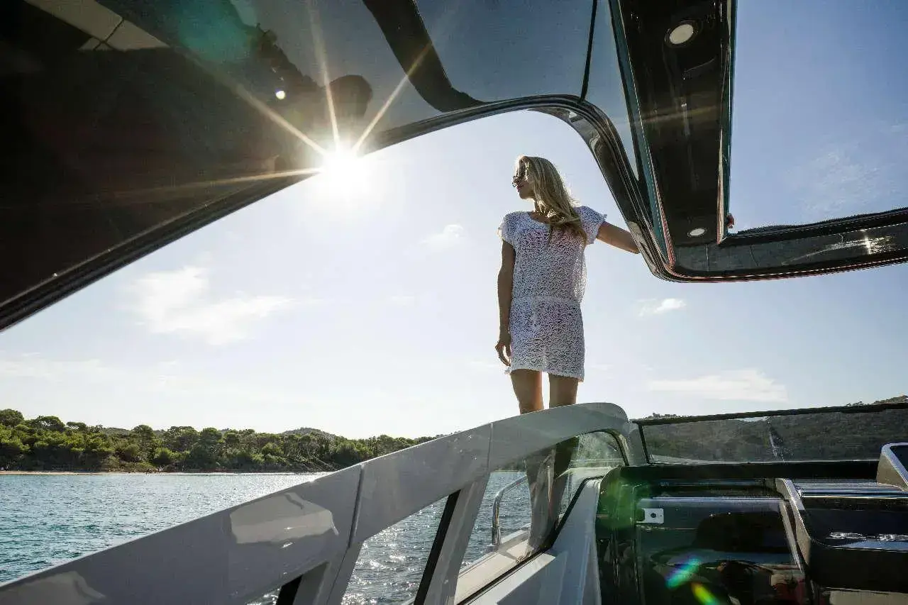 Thumbnail von Fairline F Line 33 New Cockpit Layout