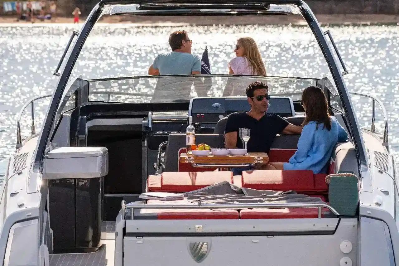 Thumbnail von Fairline F Line 33 New Cockpit Layout