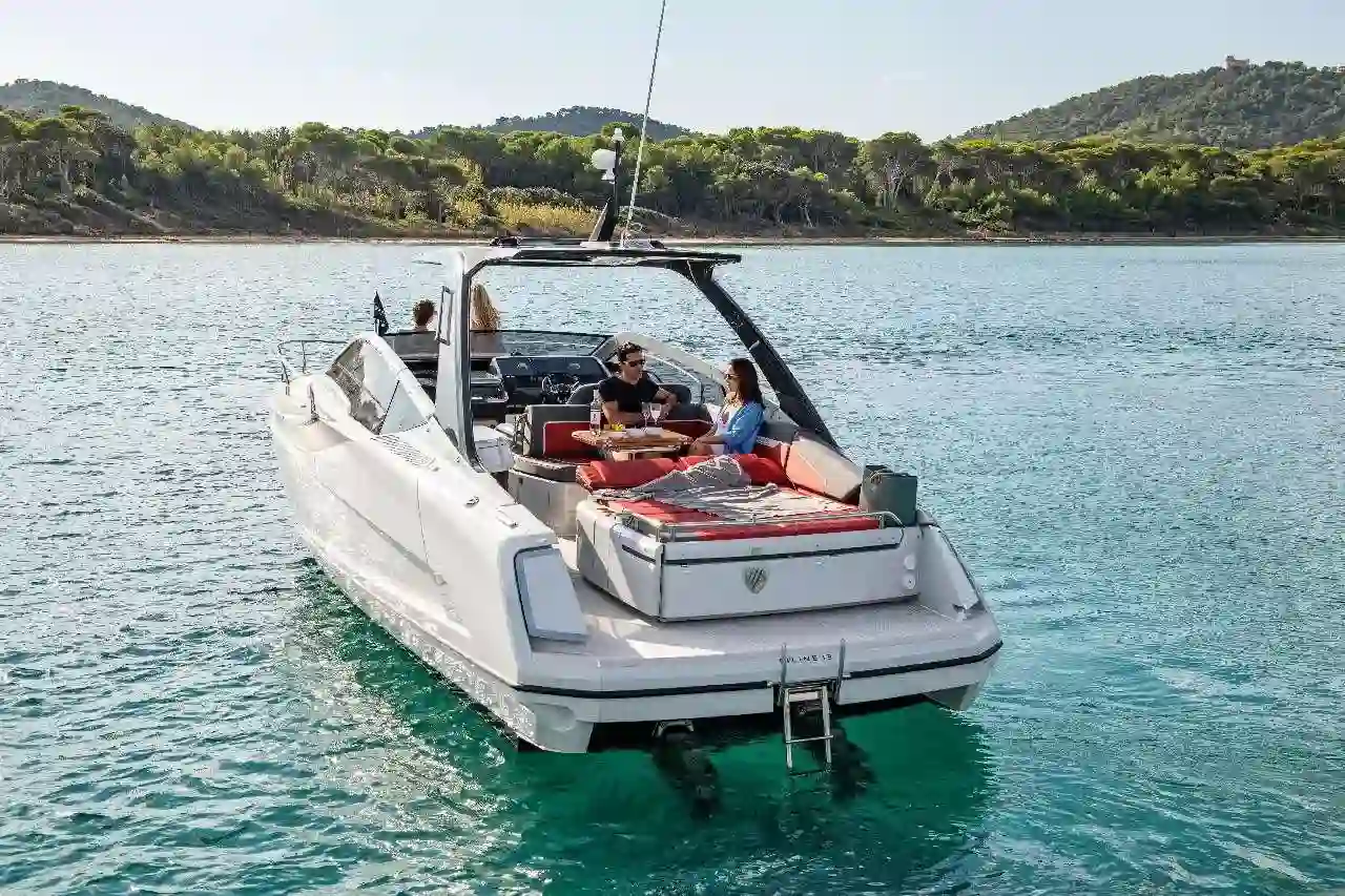 Thumbnail von Fairline F Line 33 New Cockpit Layout