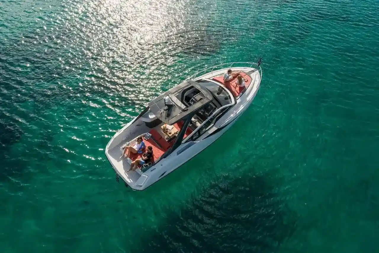 Thumbnail von Fairline F Line 33 New Cockpit Layout