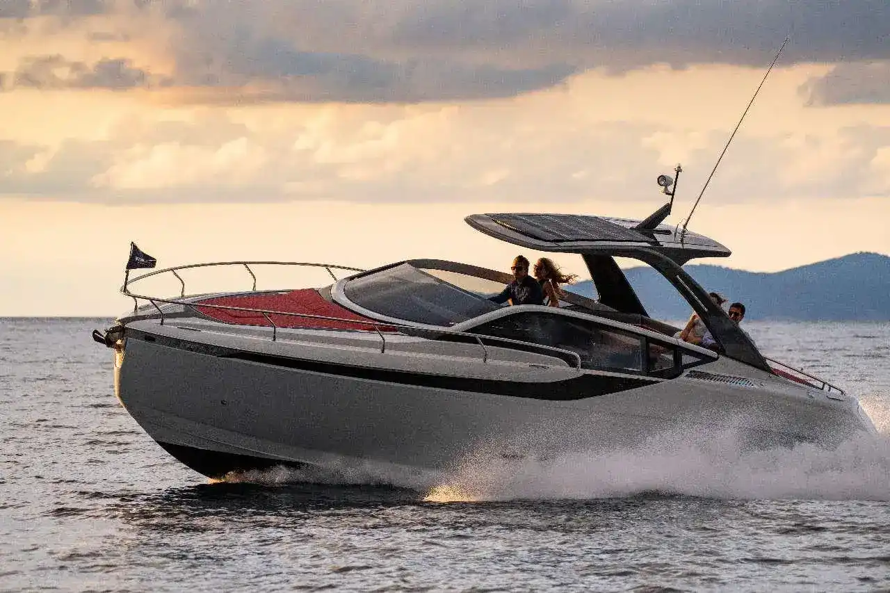 Thumbnail von Fairline F Line 33 New Cockpit Layout