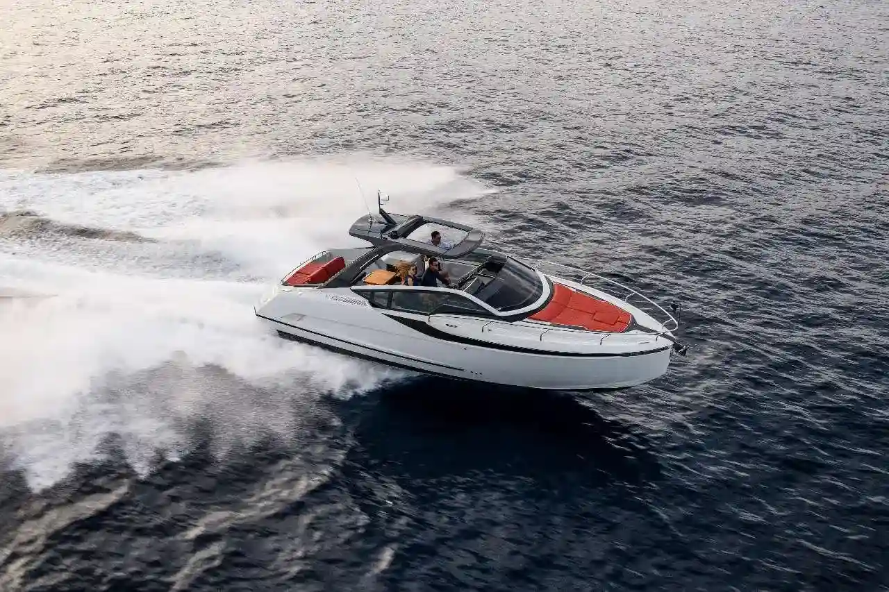 Thumbnail von Fairline F Line 33 New Cockpit Layout