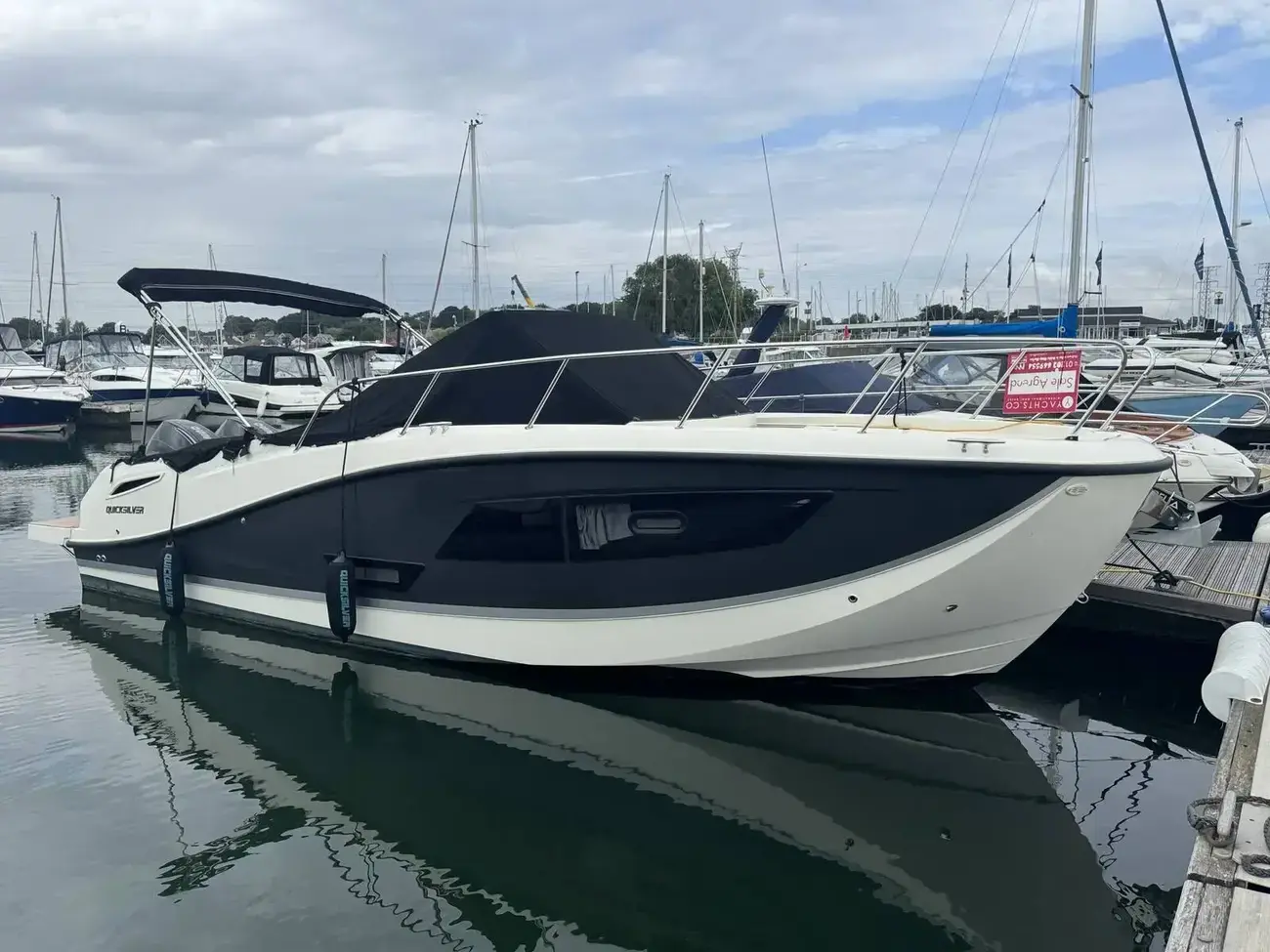 Quicksilver Activ 875 Sundeck