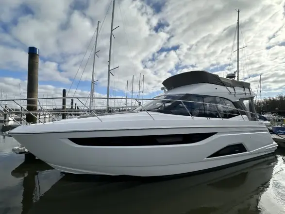 Bavaria R40 Fly Mollie