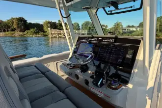Thumbnail von Boston Whaler 360 Outrage