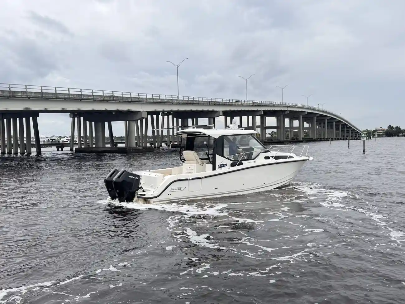 Boston Whaler 325 Conquest