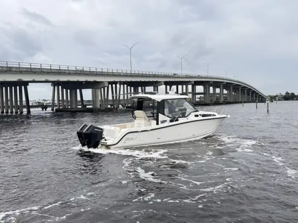 Boston Whaler 325 Conquest
