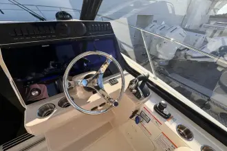 Thumbnail von Boston Whaler 325 Conquest