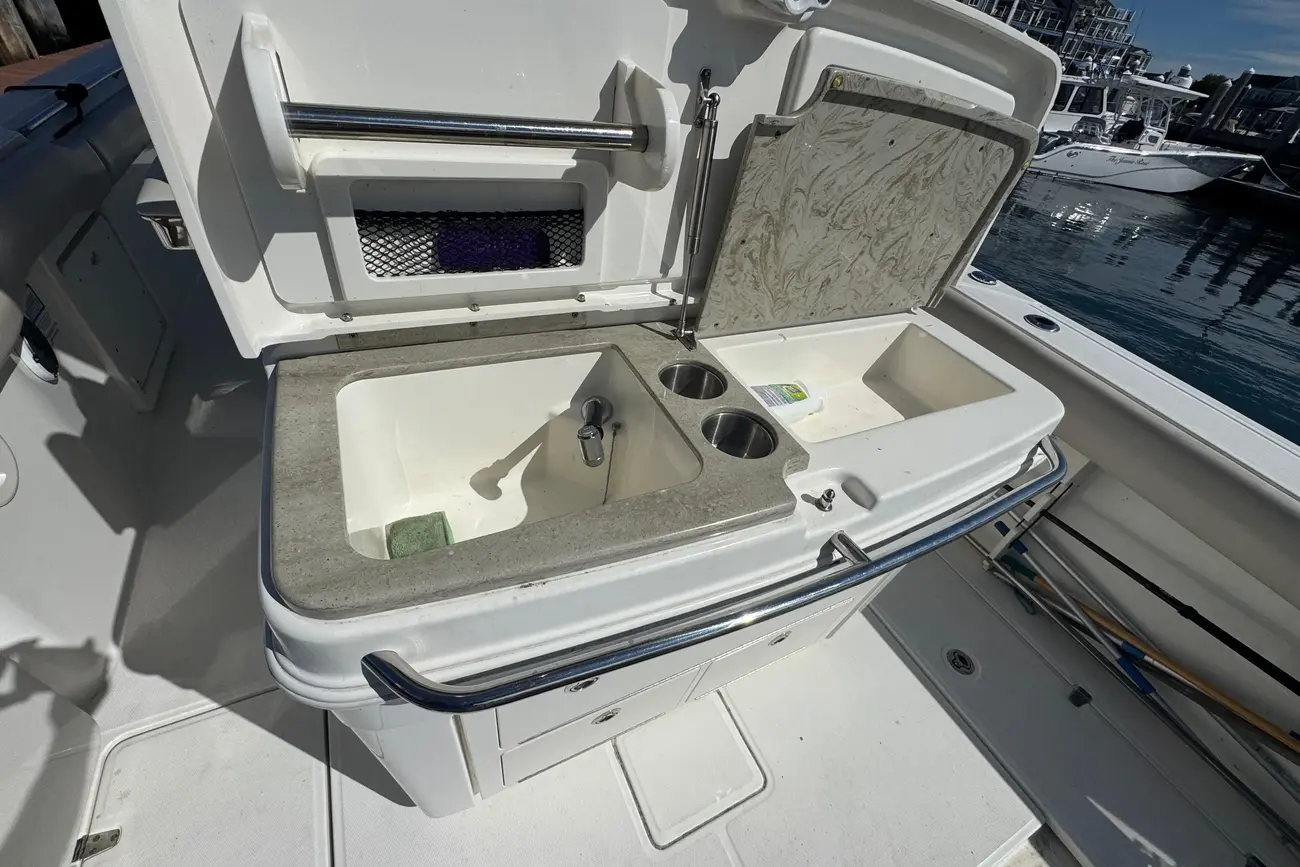 Thumbnail von Boston Whaler 330 Outrage