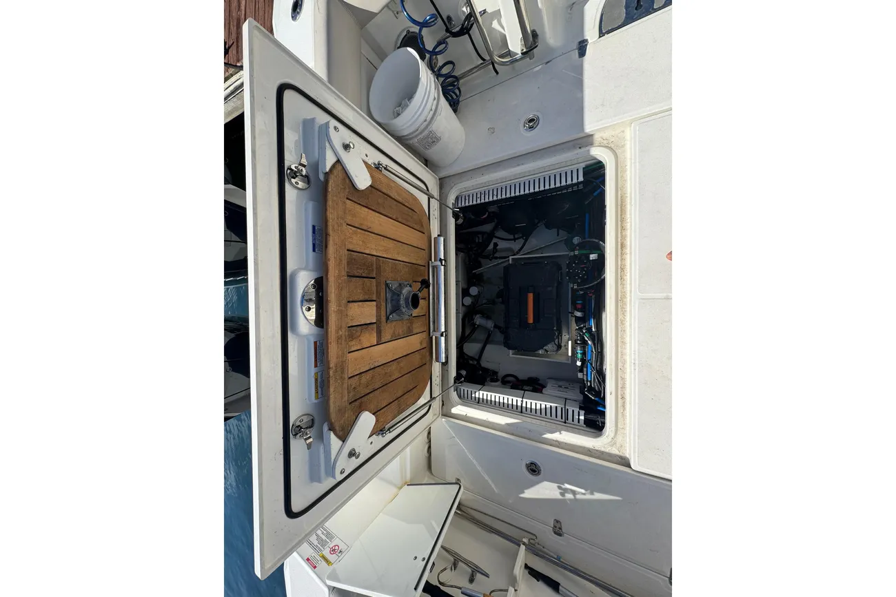 Thumbnail von Boston Whaler 330 Outrage