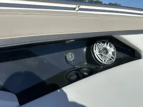 Thumbnail von Boston Whaler 330 Vantage