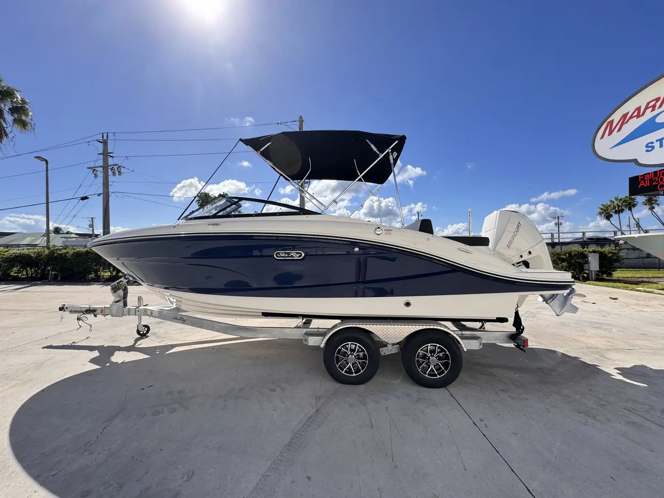 Sea Ray SPX 210 s motorem