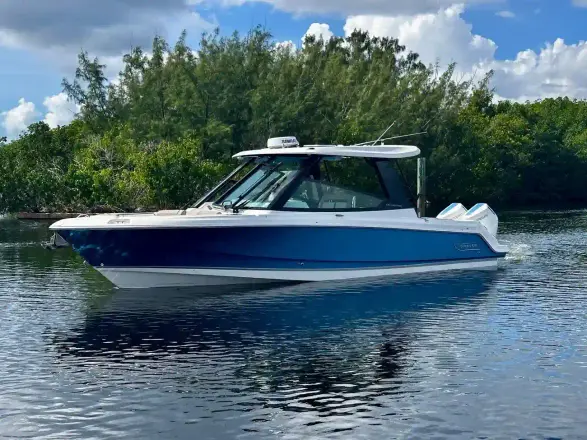 Boston Whaler 330 Vantage
