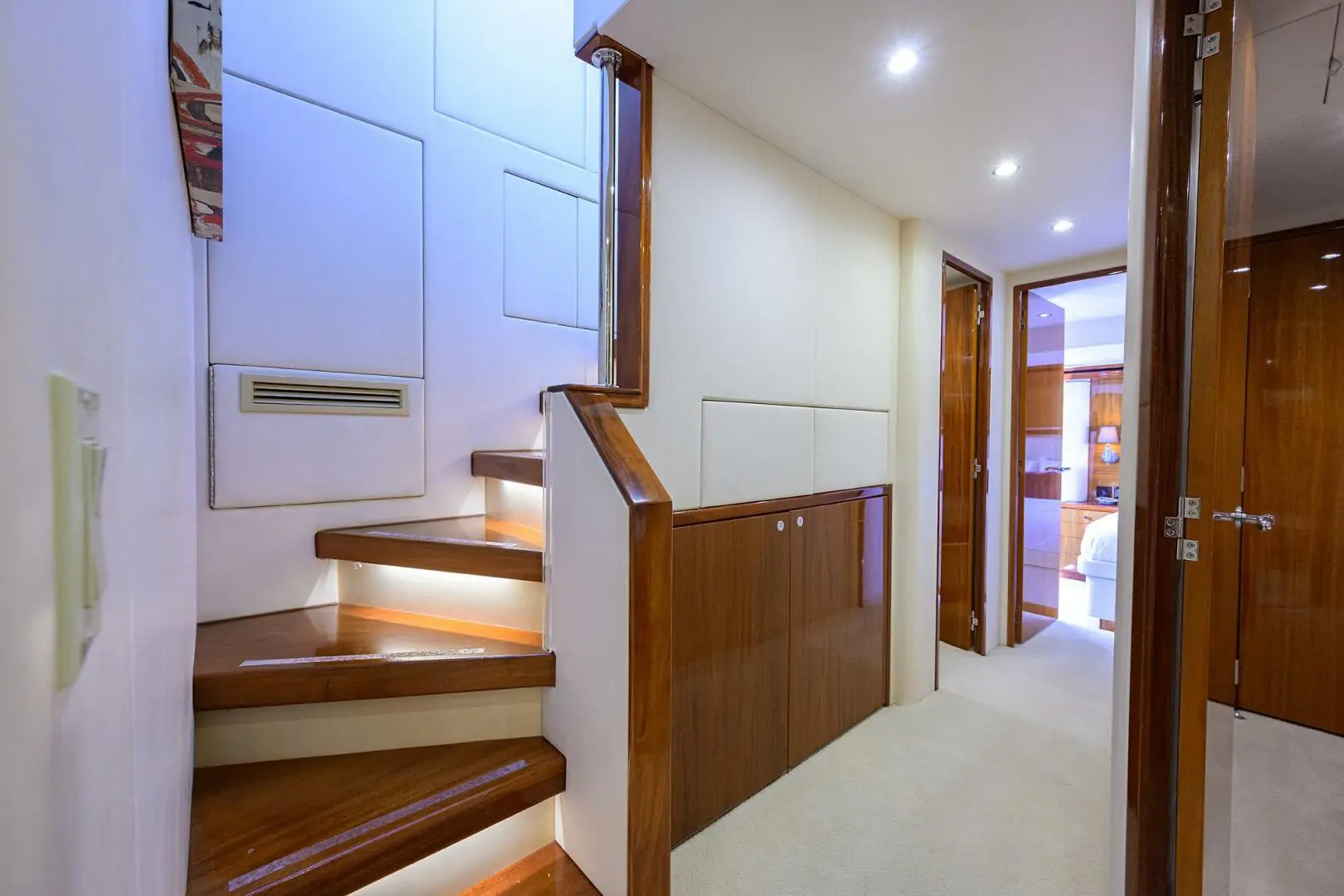 Thumbnail von Hatteras 80 Enclosed Bridge Skylounge SAPPHIRE