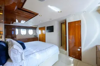 Thumbnail von Hatteras 80 Enclosed Bridge Skylounge SAPPHIRE