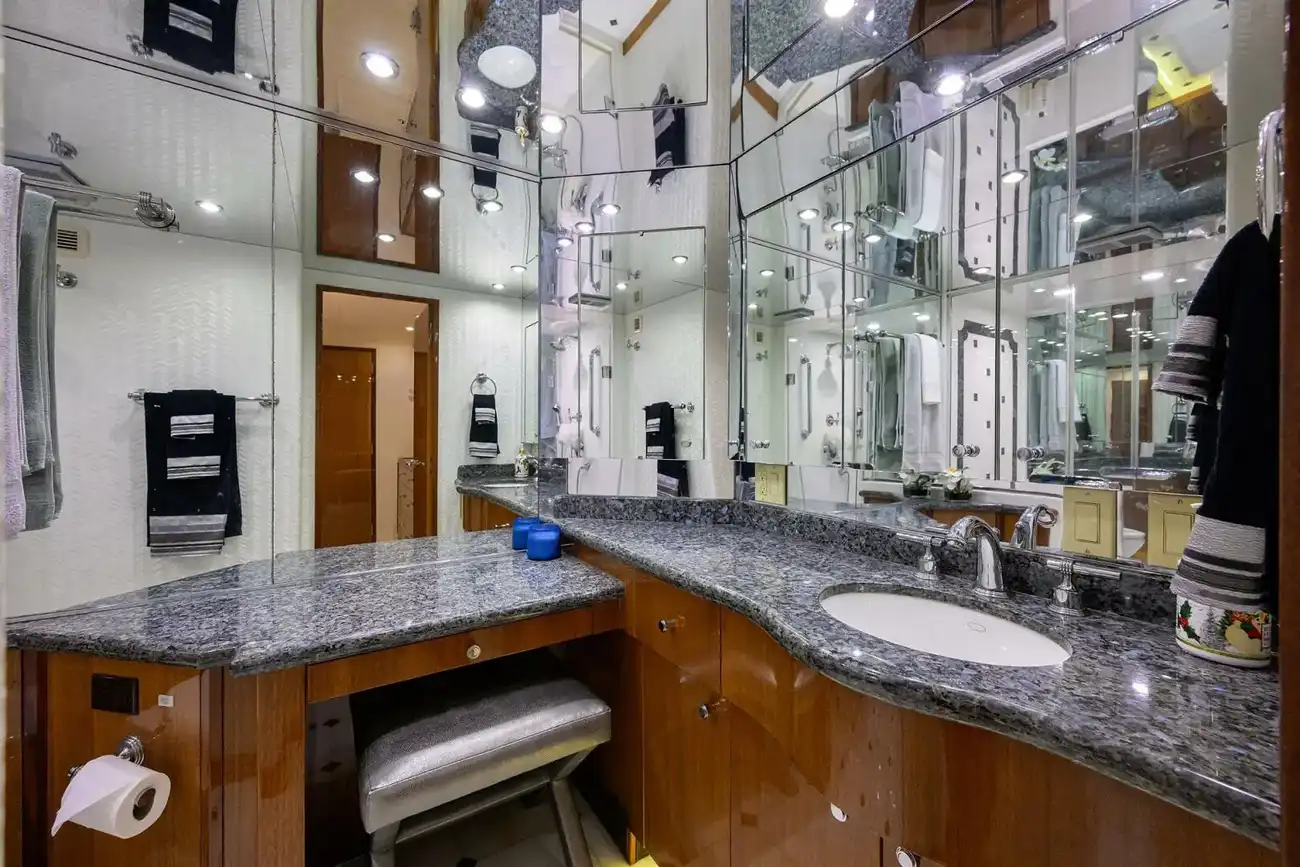 Thumbnail von Hatteras 80 Enclosed Bridge Skylounge SAPPHIRE