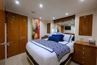 Thumbnail von Hatteras 80 Enclosed Bridge Skylounge SAPPHIRE