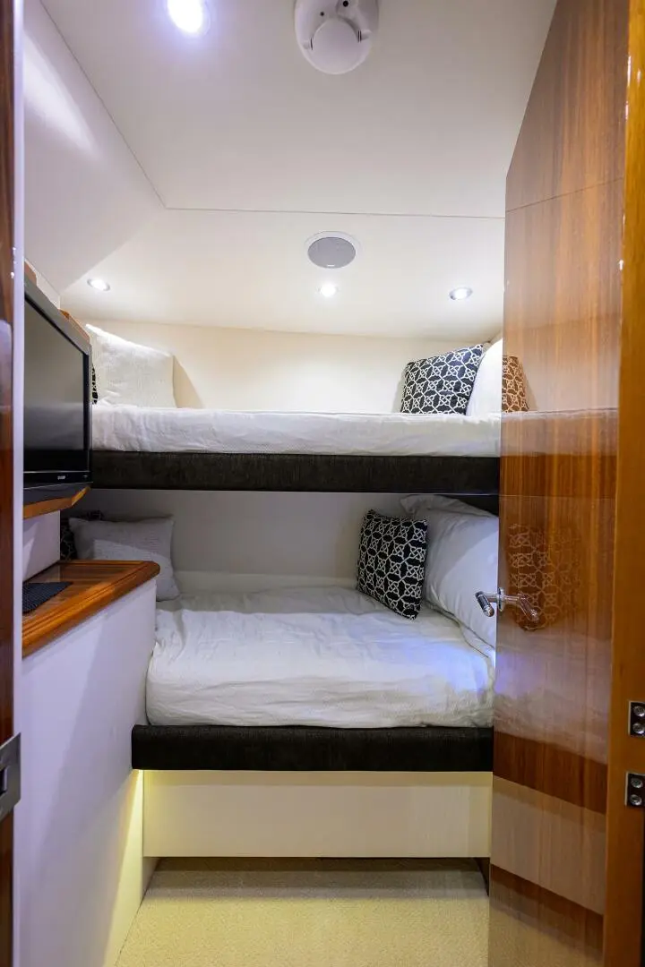 Thumbnail von Hatteras 80 Enclosed Bridge Skylounge SAPPHIRE