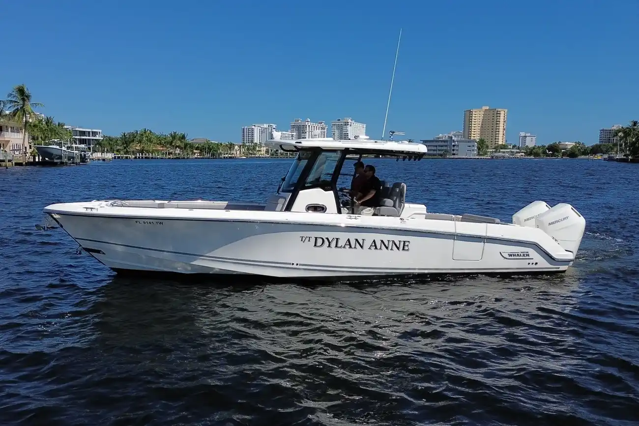 Thumbnail von Boston Whaler 330 Outrage