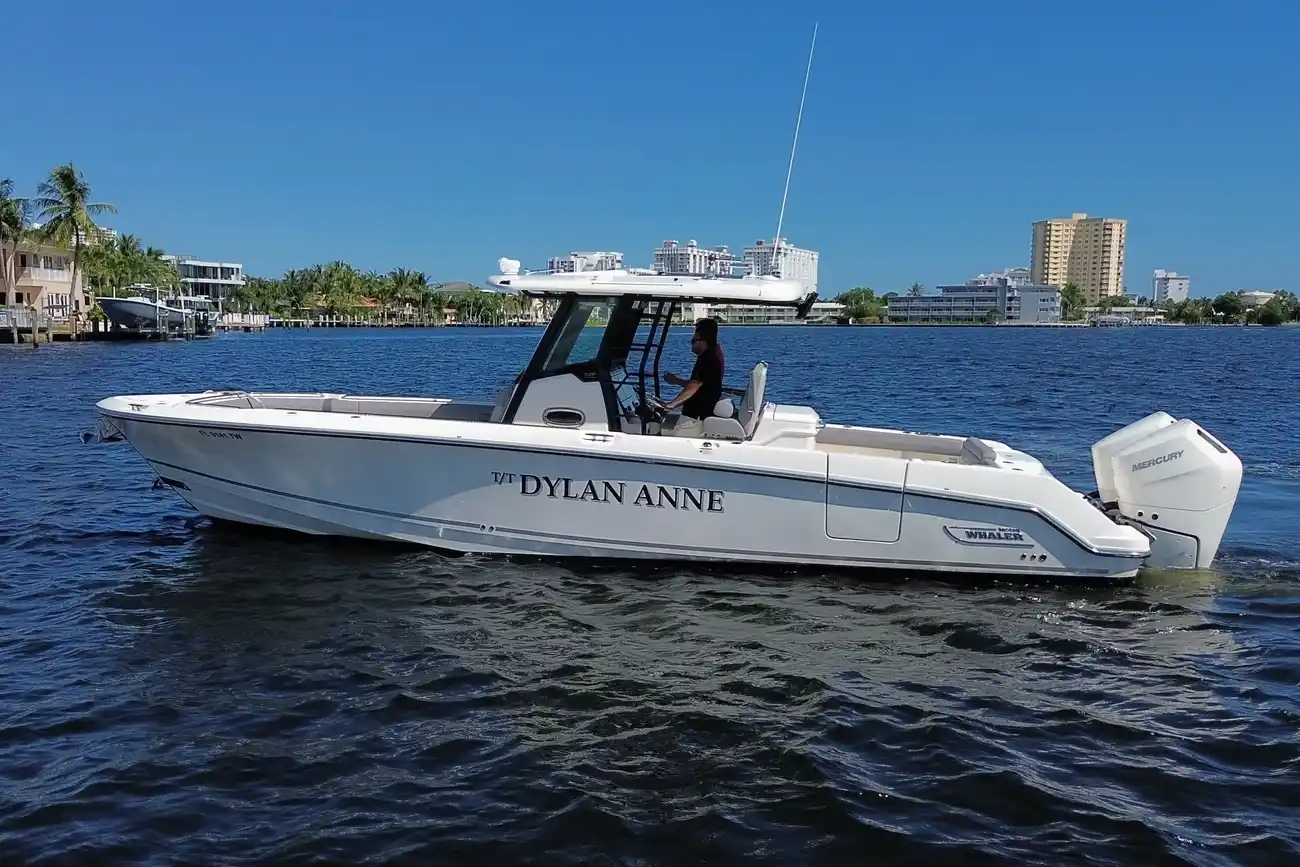 Thumbnail von Boston Whaler 330 Outrage