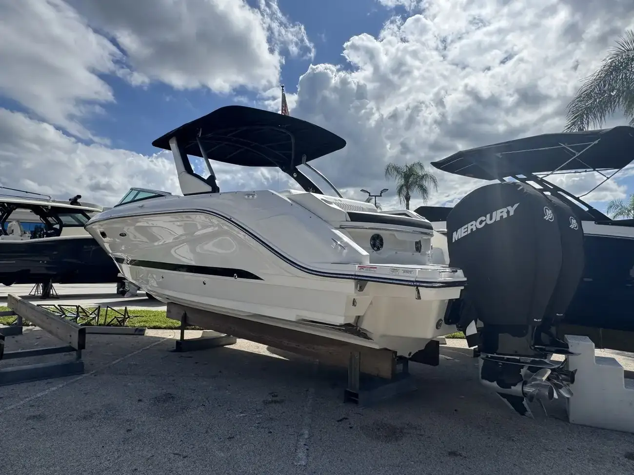 Sea Ray SLX 310 Outboard