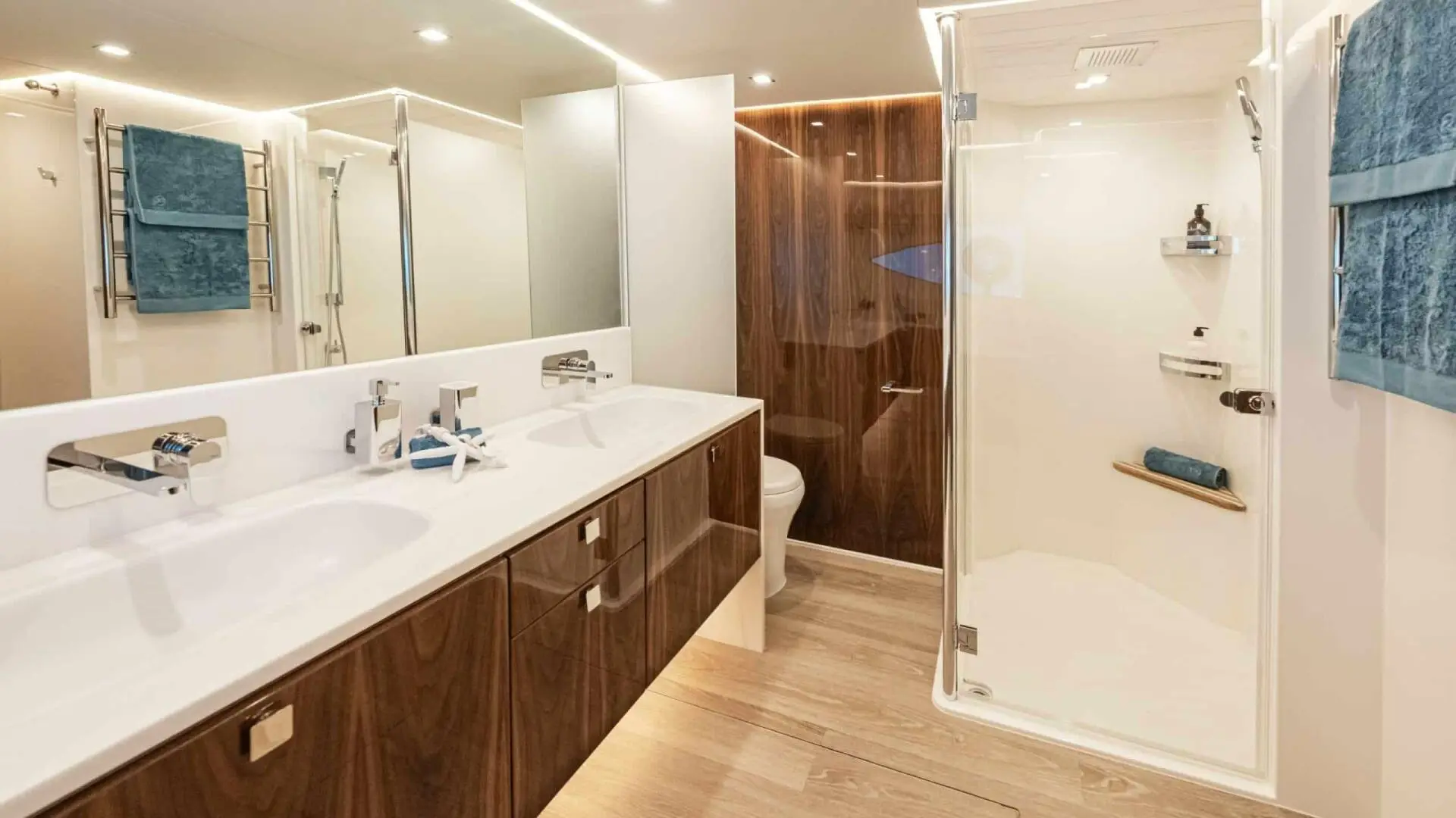 Thumbnail von Riviera 6800 Sport Yacht