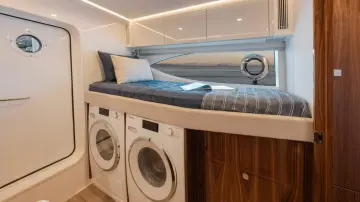 Thumbnail von Riviera 6800 Sport Yacht