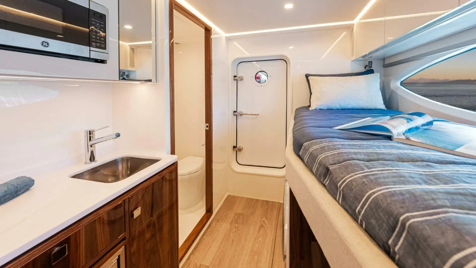 Thumbnail von Riviera 6800 Sport Yacht