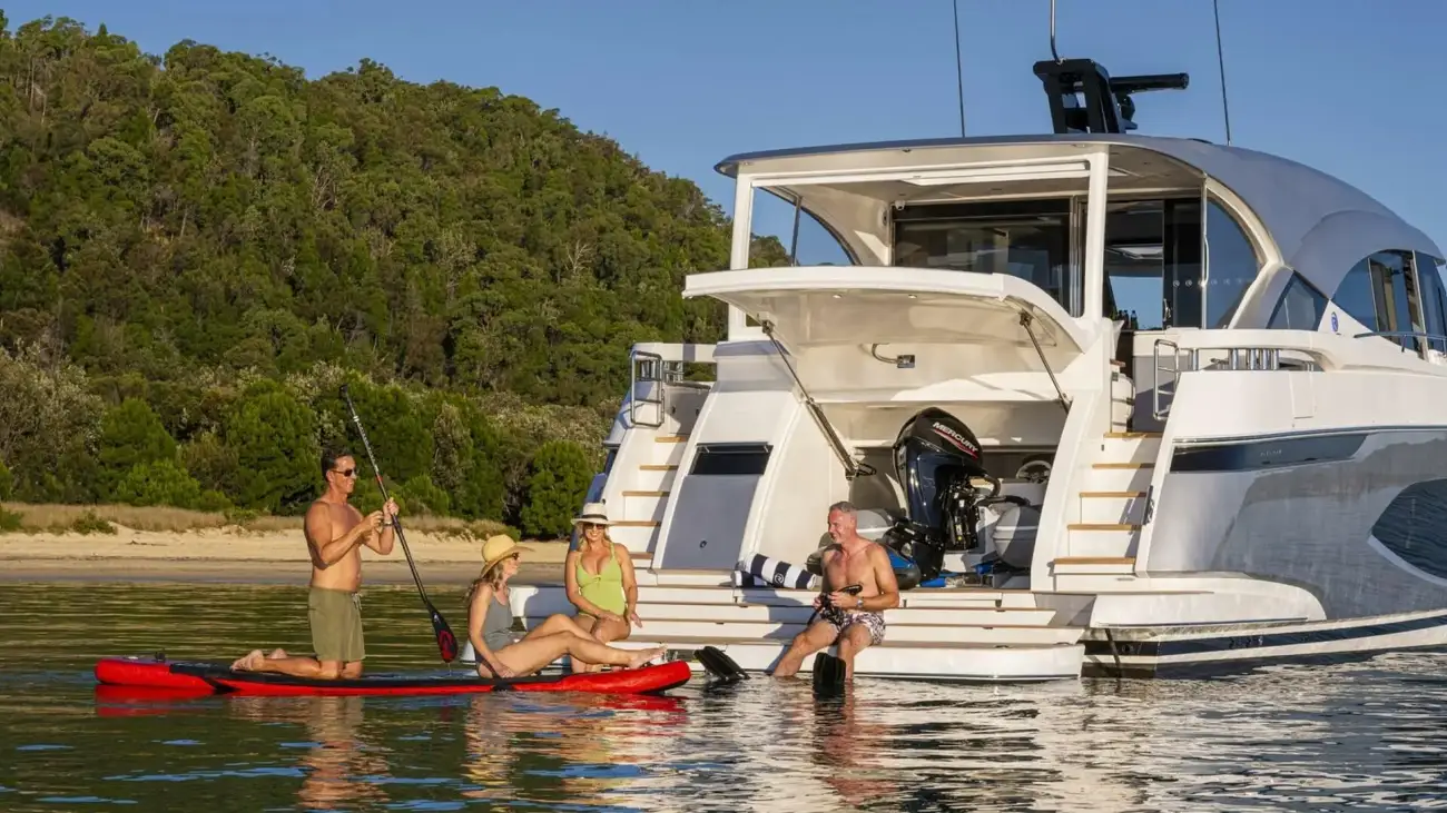 Thumbnail von Riviera 6800 Sport Yacht