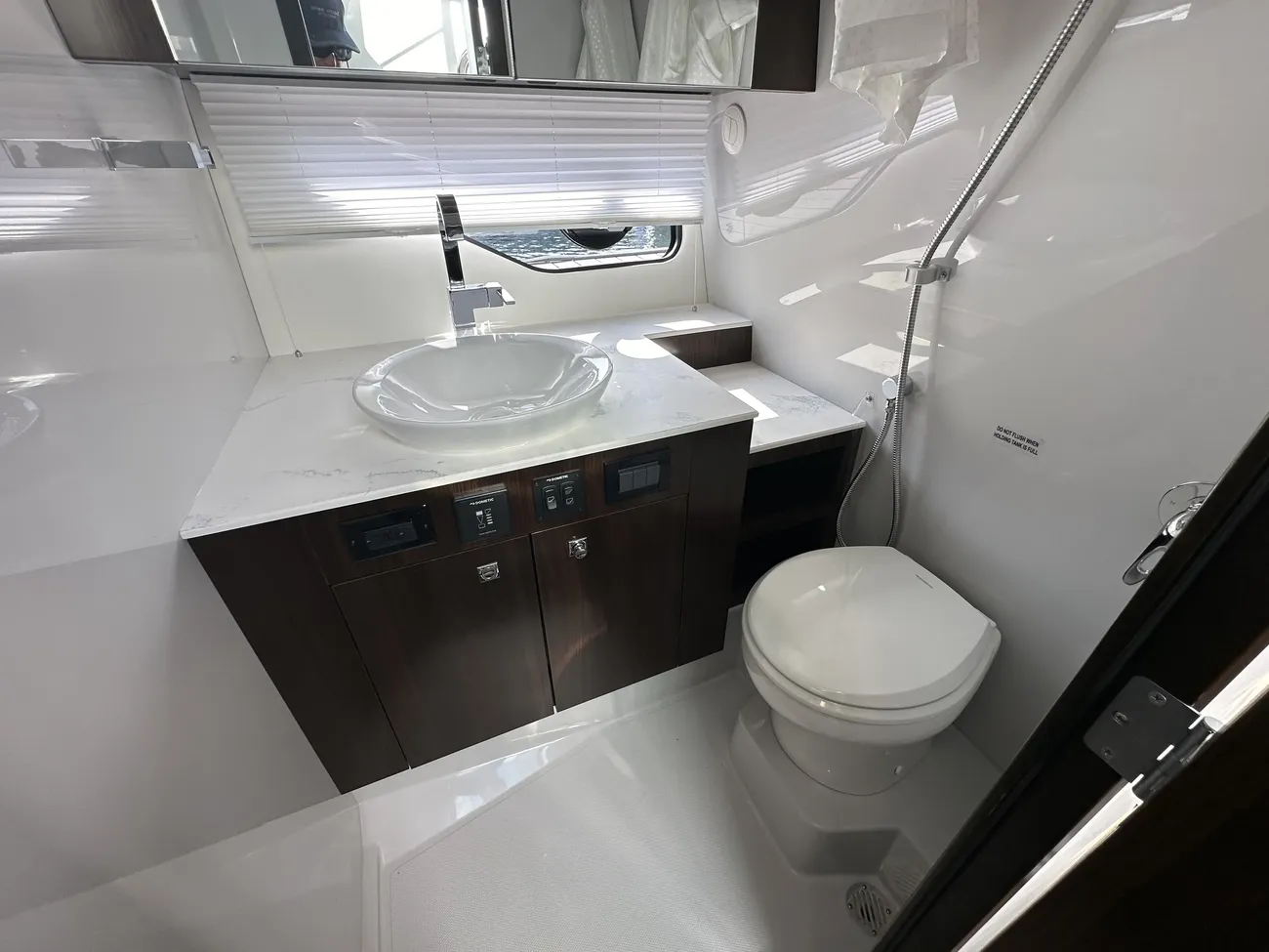 Thumbnail von Cruisers Yachts 38 GLS OB