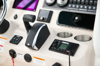 Thumbnail von Boston Whaler 210 Montauk