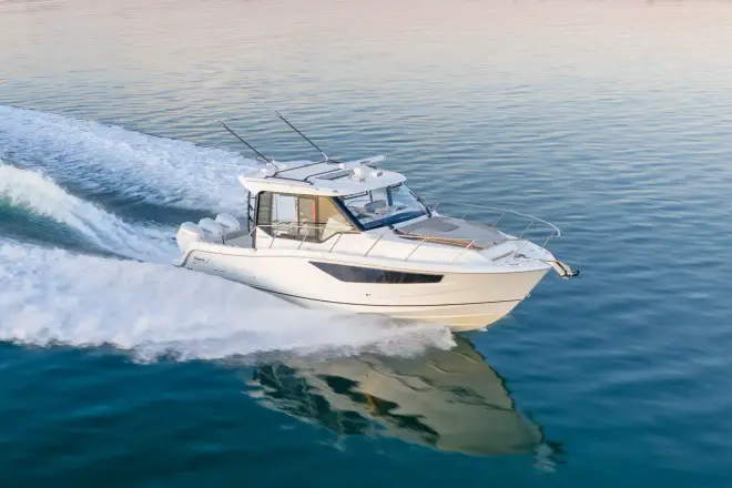 Boston Whaler 365 Conquest
