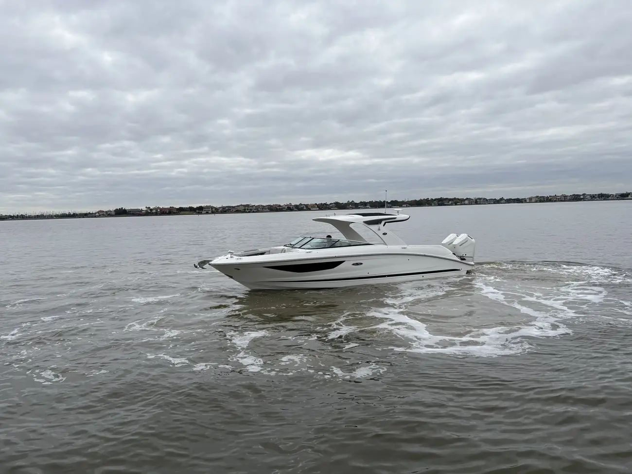 Sea Ray SLX 350 z silnikiem zewnętrznym