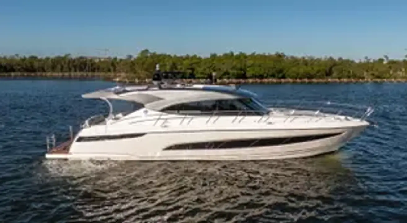 Yate deportivo Riviera 5400